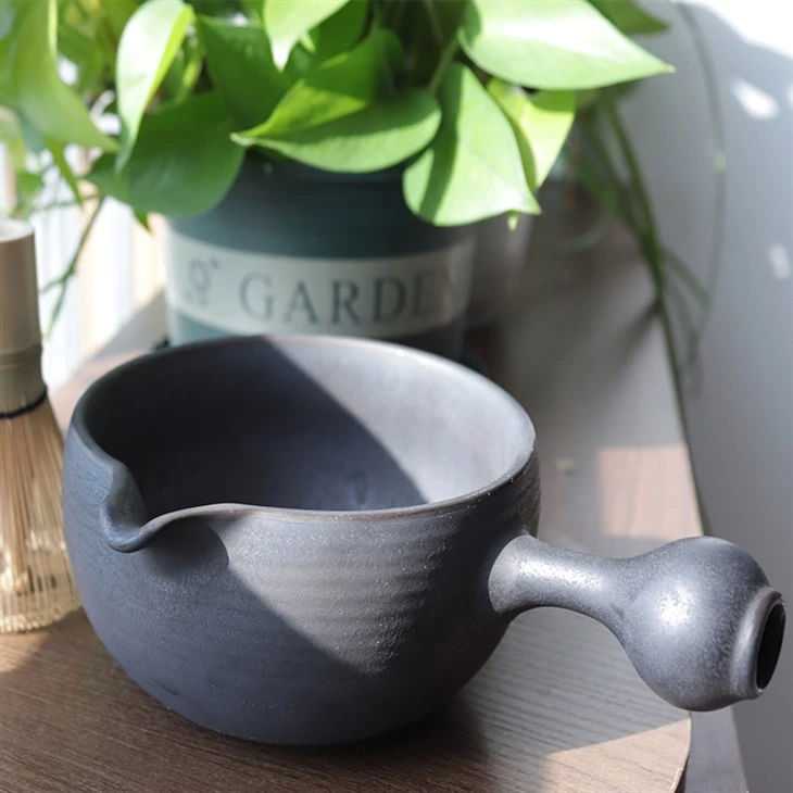 Reducere fierbinte Set japonez Boluri ușoare Matcha cu gura de scurgere Nou design Bol Matcha Chawan cu gura de scurgere